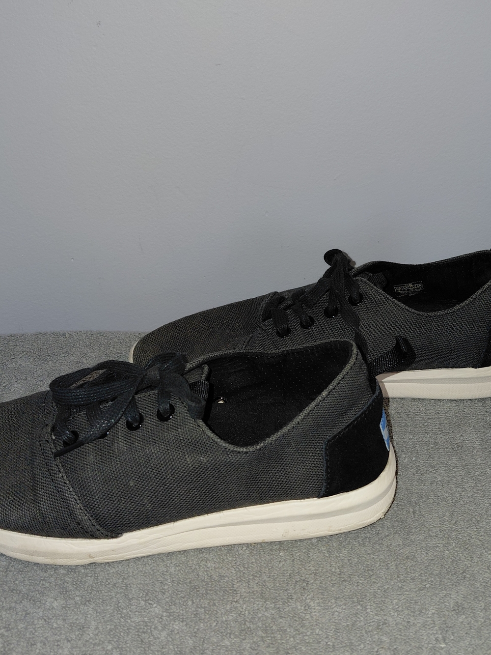 Toms Men's Low-Top Canvas Sneakers in Black with White Sole